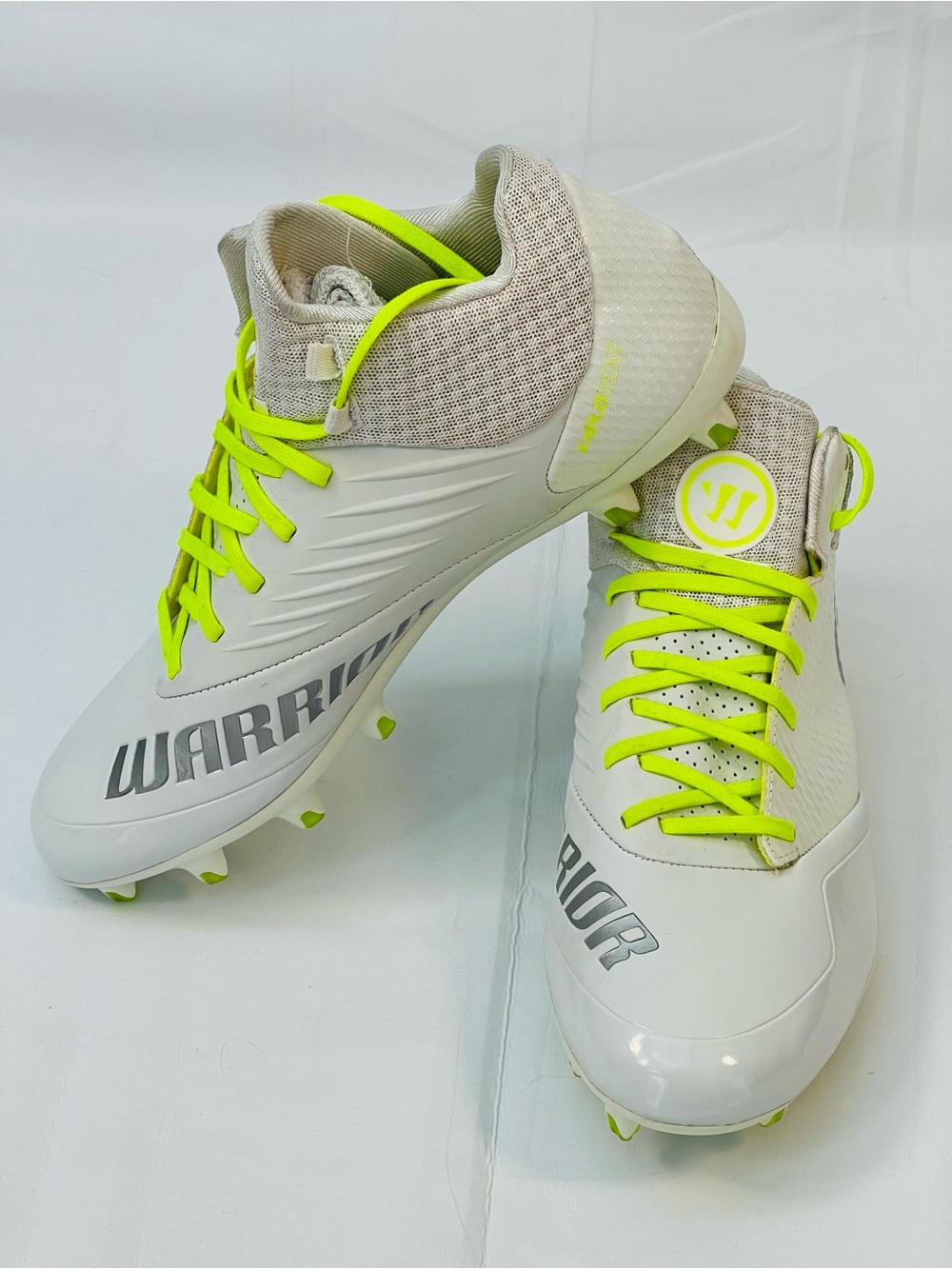 Warrior Men’s Athletic Cleats in White with Neon Yellow Accents, size 8.5